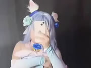 Linda garota tira selfie dedilhando sua buceta