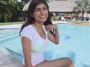 Mia Khalifa fodido galo grande branco na beira da piscina